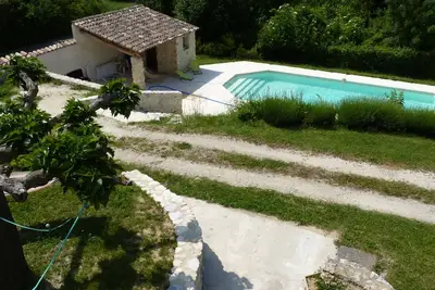 Image de Maison provençale au pied du village. Idéal pour les familles. Animaux acceptés