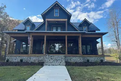 Image de Stunning 4-bedroom house with amazing outdoor space and dock in Double Springs.