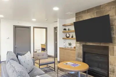 Image de Outpost: Marriott Residence 402 - Close to Town Square!