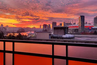 Image de Landmark Views Condo | Licensed | Parking | Soundbar | Near Bc Place, Amtrak