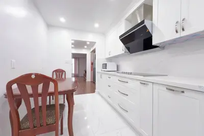 Image de Stylish Master Bedroom near Finch Kennedy Midland