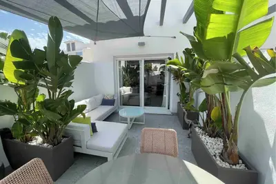 Image de Palm House (2 minutes walk from the beach). 4 bedrooms+parking.
