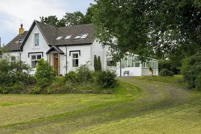 Image de Indulge in luxury at this traditional scottish house with stunning Holy Loch views.
