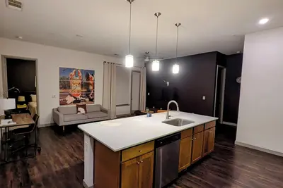 Image de Bayou City Downtown Resort is centrally located in the Houston Business District