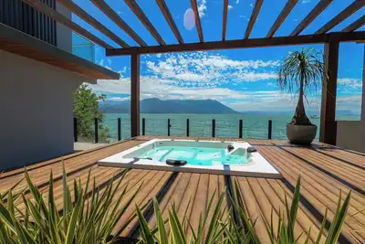 Image de Beachfront House with Spa and Stunning View