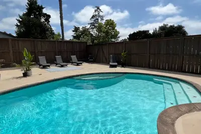 Image de Sleeps 19! Park-like Living with Pool & Basketball