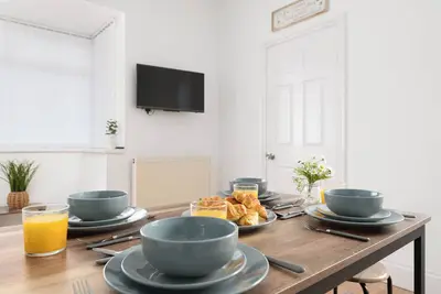 Image de Spacious Beachfront Retreat with Parking | Your Perfect Getaway