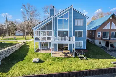 Image de Lakefront Lux Living - Min to Downtown - Scenic View