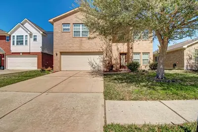 Image de Spacious & Stylish, Two-Story Home Near Willowbrook Mall.