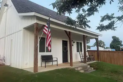 Image de Two Peaks-South: New Cozy Cabin-Vaulted Wood Ceiling-Near Lake Texoma & Casinos.