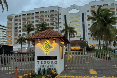 Image de \"Beautiful apartment with Beach Access and Exclusive Amenities. \"