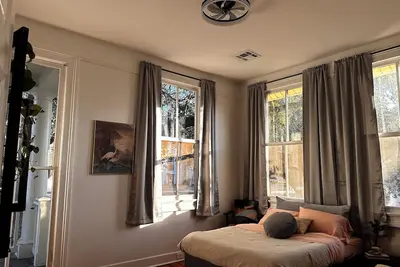 Image de Hardwood floors, Marble, newly renovated Wifi &Ac 10 mins to Nola