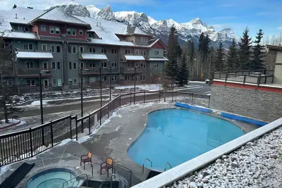 Image de Canmore 2 bedroom condo in Canmore with heated outdoor pool
