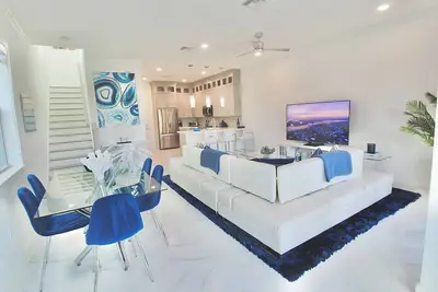 Image de New Build - Waterfront Home in Port Salerno - Stuart - Private Boat Dock & Lift - Community Pool.