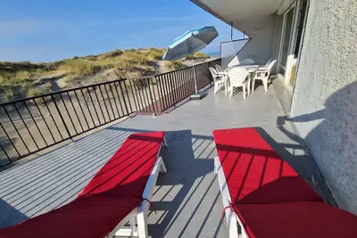 Image de Appartement à 50 m de la plage avec une terrasse spacieuse plein Sud vue sur mer