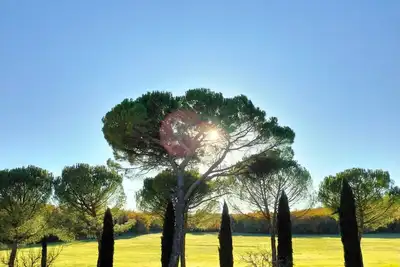 Image de Ancien village : histoire et nature dans le silence de la campagne.