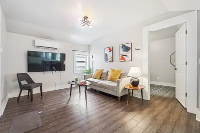 Image de Vintage 2br Home | Clean & Affordable #L2