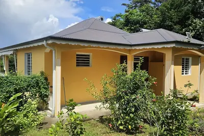 Image de Maison entre montagne et mer.
