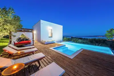 New Spacious 5-bedroom villa in peacefull Kaštel Lukšić with heated pool.