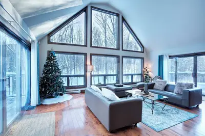 Image de Ski chalet with private passage to the ski slopes.