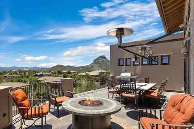 Image de Luxury 4-Bedroom Retreat with Stunning Panoramic Views