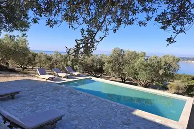 Image de Villa avec vue imprenable sur la mer et la montagne - piscine - 8 voyageurs