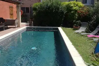 Image de Mas provençal avec piscine à proximité d'une ville, idéal pour les familles