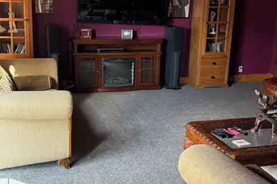 Image de Spacious 4-bedroom 5 bed house. A lil Hollywood in the living room. Comfy beds! !
