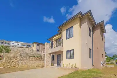 Image de Central, Modern, 3br Hill View Haven with Solar and Starlink