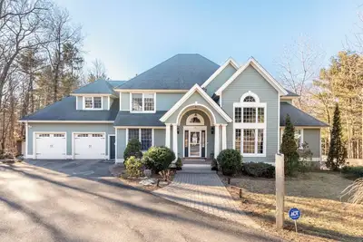 Image de Ski-Snowmobile-Hike-Boat-Swim-Fall Foliage-Concerts: Large home, 3 levels of Fun