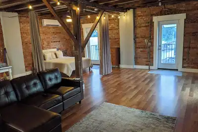 Image de Historic Loft with balconies.