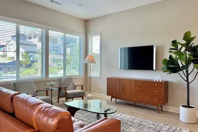 Image de Mid-Century Modern 3-Bedroom Home in Heart of Irvine