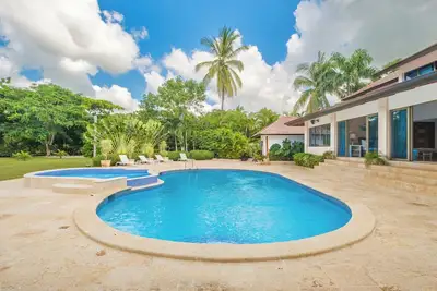 Image de 9Min from the Beach Villa with Heated Jacuzzi