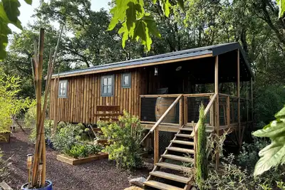 Image de Cabanes en bois entourée de nature, dans le sud de la France.
