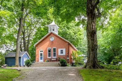 Image de Lux Historic Schoolhouse with Hot Tub.