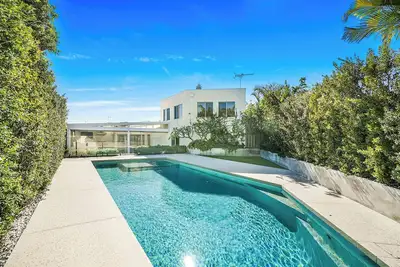 Image de Luxe Lagoon: Family-Friendly Retreat with Pool