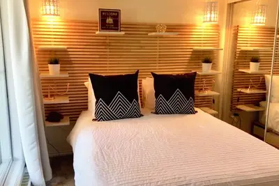 Image de Cozy and Bright 1br Townhouse with big, open deck. Free parking