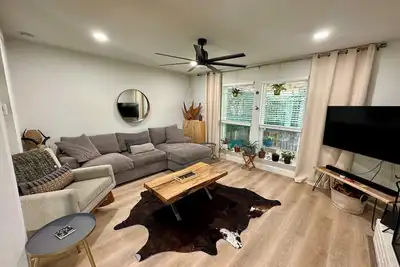 Image de Charming & Cozy 2-Bedroom Retreat in South Austin + Patio Backyard Oasis