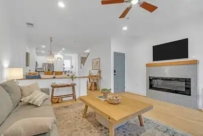 Image de Charming 2-bedroom townhome In the Heart of all that Charlotte has to offer.