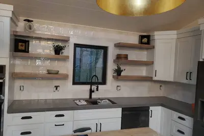 Image de Serene mountain retreat on 150 acres with 3 bedrooms and baths.