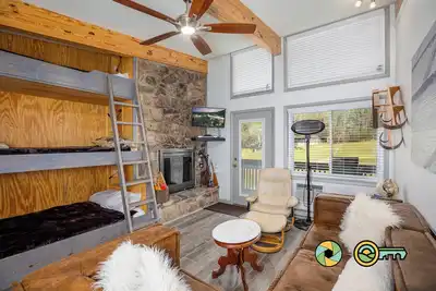 Image de Lavender Lodge (#237) On ski slope | Triple-decker bunk beds!