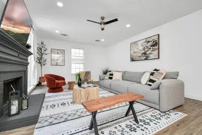 Image de Your Charming Getaway w/ Game Room & Pool Oasis