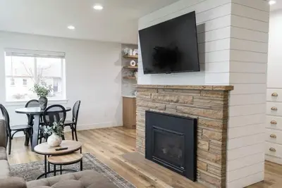 Image de Modern Lux Upstairs Unit Near Slc W/ King Bed, Yard, Garage and Washer/Dryer