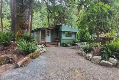 Image de Newly remodeled off grid river cabin with full services including WiFi