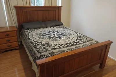 Image de Prime location and a set two rooms available in a 3 bedroom house.