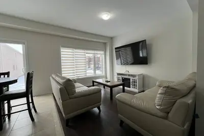 Image de 15 Minutes to Niagara falls! Cozy family oriented home.