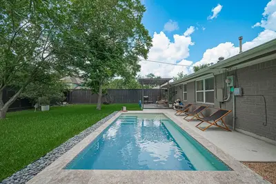 Image de Beautiful mid century oasis in trending oak forest with private pool