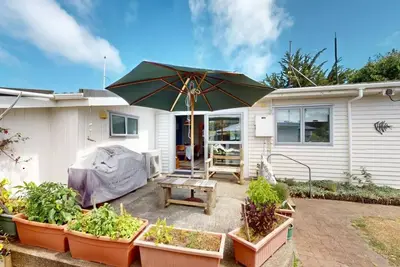 Image de Rustic Kiwi Bach at the Beach!