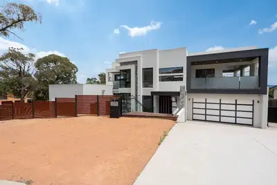Image de Spacious 5-Bed Family Home in Giralang