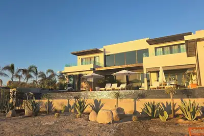 Image de Lux New Home Pickleball, LapPool, Jacuzzi, Sauna, Cold Plunge. 1/2m Beach-Trail